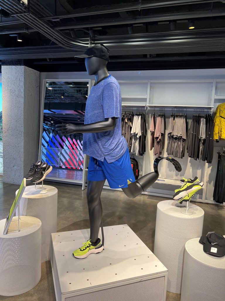 Nike Mannequin mit Beinprothese